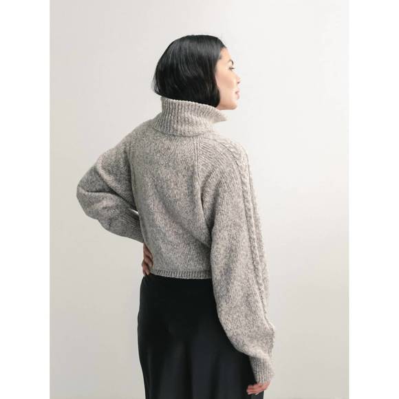 NEW DARLING trusty cable knit sweater in pebble - Picture 2 of 2